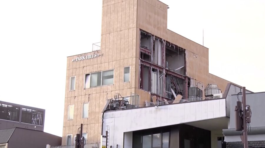 Gempa bumi bermagnitudo 7,5 mengguncang timur laut Jepang pada Senin (8/12/2025) malam, menimbulkan kerusakan ringan berupa kaca bangunan yang pecah, dinding retak, serta furnitur berat yang roboh di sejumlah wilayah terdampak. (Tangkapan Layar Video Reuters/NNN/JAPAN)