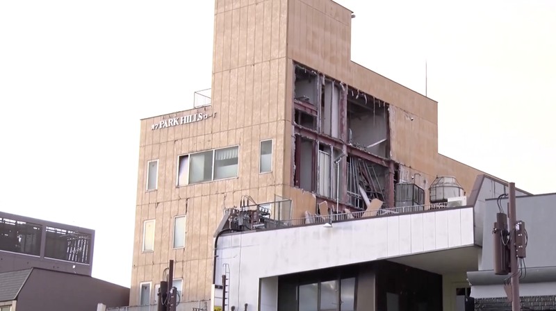 Gempa bumi bermagnitudo 7,5 mengguncang timur laut Jepang pada Senin (8/12/2025) malam, menimbulkan kerusakan ringan berupa kaca bangunan yang pecah, dinding retak, serta furnitur berat yang roboh di sejumlah wilayah terdampak. (Tangkapan Layar Video Reuters/NNN/JAPAN)