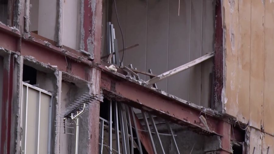 Gempa bumi bermagnitudo 7,5 mengguncang timur laut Jepang pada Senin (8/12/2025) malam, menimbulkan kerusakan ringan berupa kaca bangunan yang pecah, dinding retak, serta furnitur berat yang roboh di sejumlah wilayah terdampak. (Tangkapan Layar Video Reuters/NNN/JAPAN)