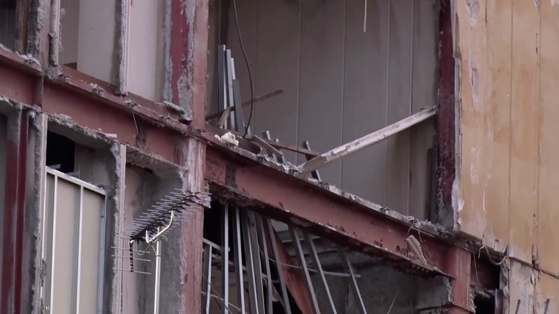 Gempa bumi bermagnitudo 7,5 mengguncang timur laut Jepang pada Senin (8/12/2025) malam, menimbulkan kerusakan ringan berupa kaca bangunan yang pecah, dinding retak, serta furnitur berat yang roboh di sejumlah wilayah terdampak. (Tangkapan Layar Video Reuters/NNN/JAPAN)