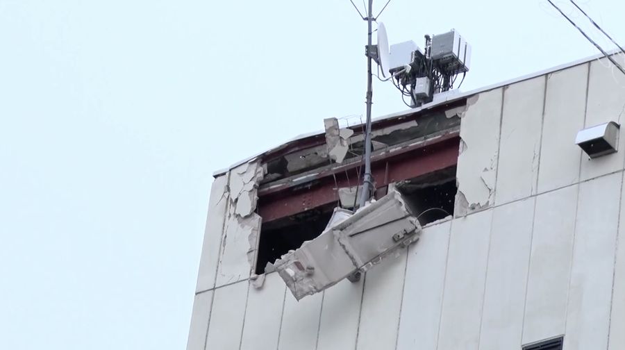 Gempa bumi bermagnitudo 7,5 mengguncang timur laut Jepang pada Senin (8/12/2025) malam, menimbulkan kerusakan ringan berupa kaca bangunan yang pecah, dinding retak, serta furnitur berat yang roboh di sejumlah wilayah terdampak. (Tangkapan Layar Video Reuters/NNN/JAPAN)