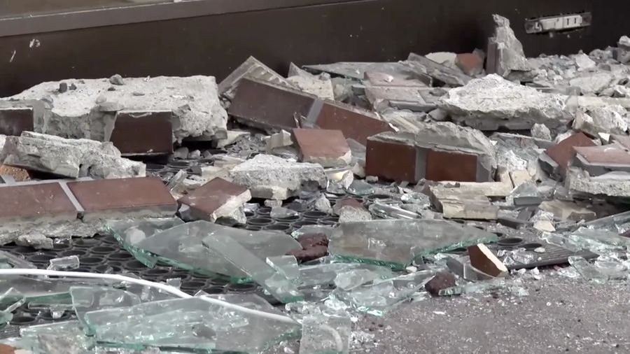 Gempa bumi bermagnitudo 7,5 mengguncang timur laut Jepang pada Senin (8/12/2025) malam, menimbulkan kerusakan ringan berupa kaca bangunan yang pecah, dinding retak, serta furnitur berat yang roboh di sejumlah wilayah terdampak. (Tangkapan Layar Video Reuters/NNN/JAPAN)