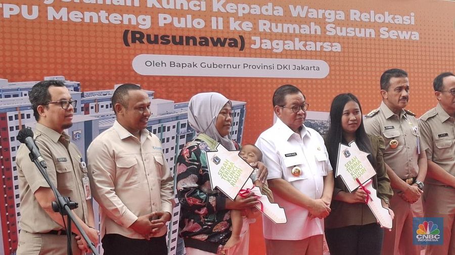 Gubernur DKI Jakarta, Pramono Anung saat menghadiri penyerahan kunci kepada warga Rumah Susun (Rusun) Jagakarsa, Jakarta Selatan, Selasa (9/12/2025). (CNBC Indonesia/Chandra Dwi Pranata)