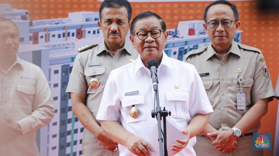 Gubernur DKI Jakarta, Pramono Anung saat menghadiri penyerahan kunci kepada warga Rumah Susun (Rusun) Jagakarsa, Jakarta Selatan, Selasa (9/12/2025). (CNBC Indonesia/Tri Susilo)