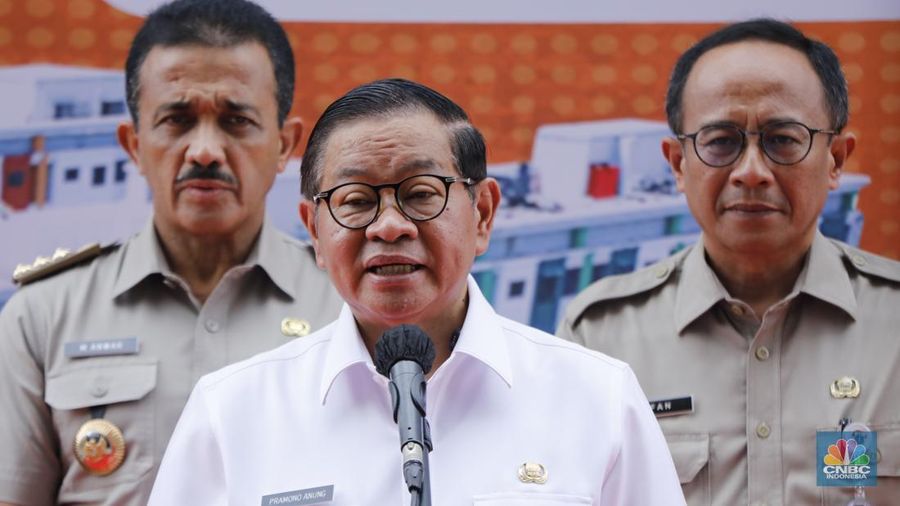 Gubernur DKI Jakarta, Pramono Anung saat menghadiri penyerahan kunci kepada warga Rumah Susun (Rusun) Jagakarsa, Jakarta Selatan, Selasa (9/12/2025). (CNBC Indonesia/Tri Susilo)