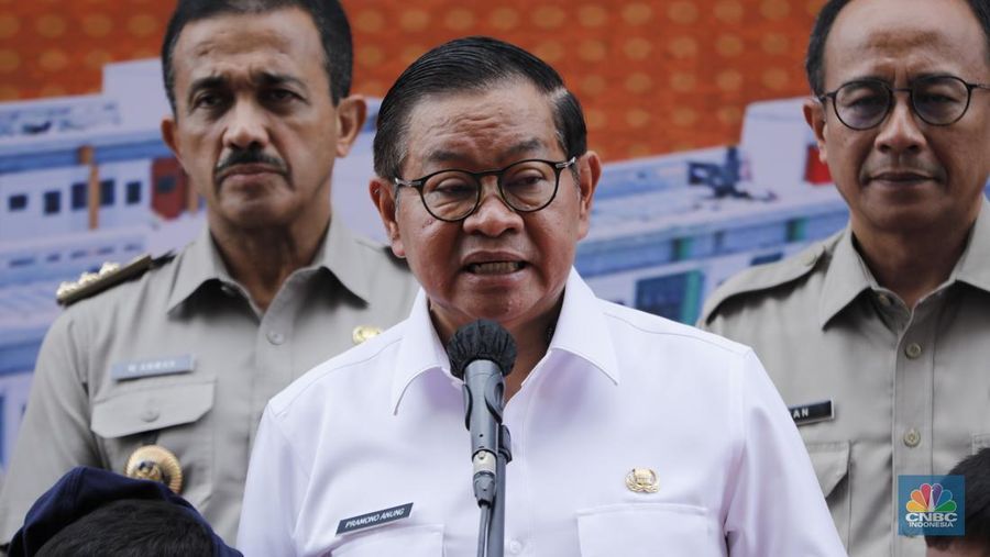 Gubernur DKI Jakarta, Pramono Anung saat menghadiri penyerahan kunci kepada warga Rumah Susun (Rusun) Jagakarsa, Jakarta Selatan, Selasa (9/12/2025). (CNBC Indonesia/Tri Susilo)