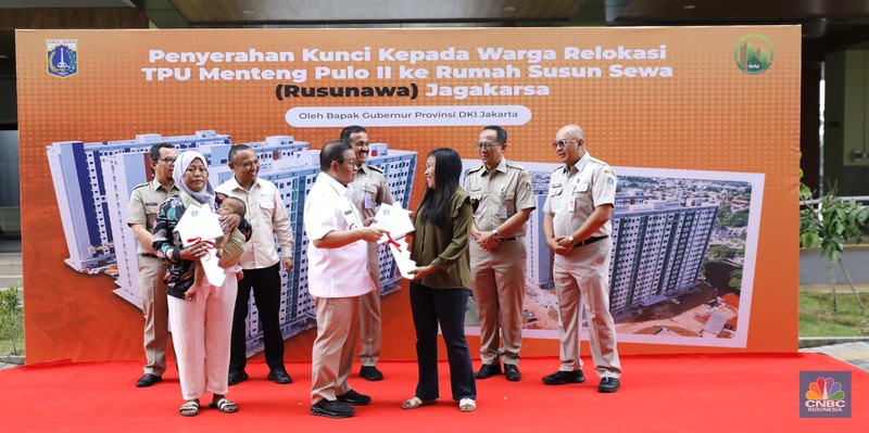 Gubernur DKI Jakarta, Pramono Anung saat menghadiri penyerahan kunci kepada warga Rumah Susun (Rusun) Jagakarsa, Jakarta Selatan, Selasa (9/12/2025). (CNBC Indonesia/Tri Susilo)