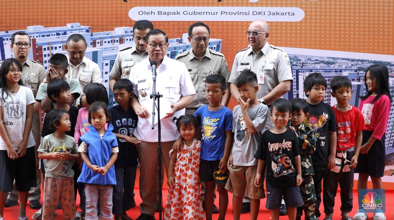 Gubernur DKI Jakarta, Pramono Anung saat menghadiri penyerahan kunci kepada warga Rumah Susun (Rusun) Jagakarsa, Jakarta Selatan, Selasa (9/12/2025). (CNBC Indonesia/Tri Susilo)