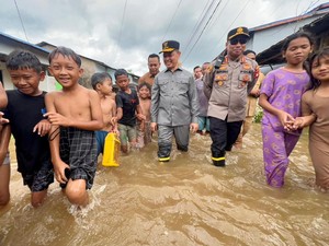 Gubernur Ria Norsan Cek Lokasi Banjir Rob, Bantuan Logistik Disalurkan