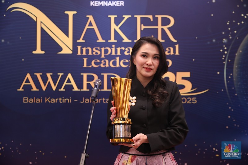 Foto bersama penerima penghargaan dalam acara Naker Inspirational Leadership Award 2025 di Balai Kartini, Jakarta, Senin (8/12/2025). (CNBC Indonesia/Faisal Rahman)