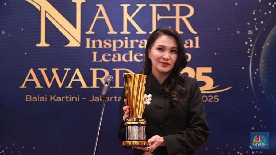 Foto bersama penerima penghargaan dalam acara Naker Inspirational Leadership Award 2025 di Balai Kartini, Jakarta, Senin (8/12/2025). (CNBC Indonesia/Faisal Rahman)