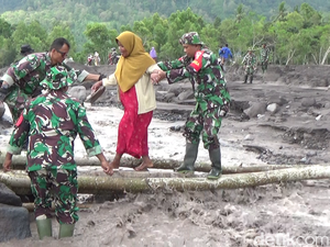 Akses Warga Candipuro Lumpuh Kena Banjir Lahar, Jembatan Darurat Dibangun