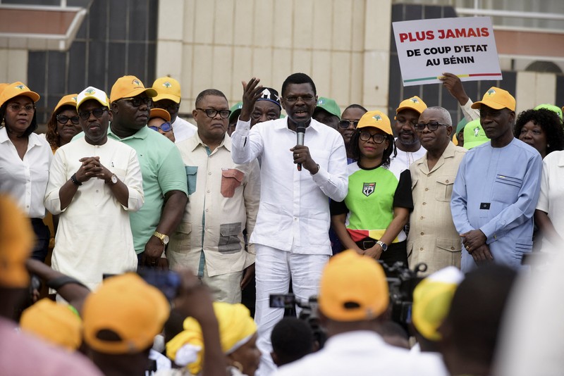 Penduduk dan pendukung Presiden Benin Patrice Talon berkumpul sehari setelah angkatan bersenjata negara itu menggagalkan upaya kudeta terhadap pemerintah, di Cotonou, Benin, 8 Desember 2025. (REUTERS/Charles Placide Tossou)