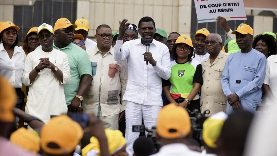 Penduduk dan pendukung Presiden Benin Patrice Talon berkumpul sehari setelah angkatan bersenjata negara itu menggagalkan upaya kudeta terhadap pemerintah, di Cotonou, Benin, 8 Desember 2025. (REUTERS/Charles Placide Tossou)