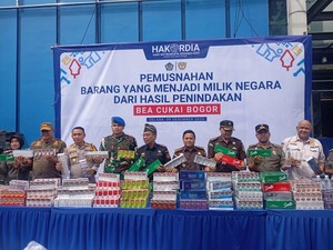 5,4 Juta Batang Rokok dan Ratusan Pakaian Ilegal di Bogor Dimusnahkan