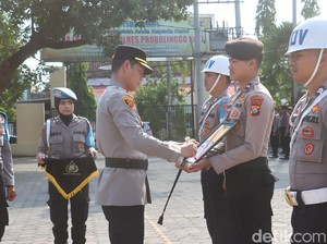 Kapolres Probolinggo Kota Pimpin Upacara Pemecatan Bripka M