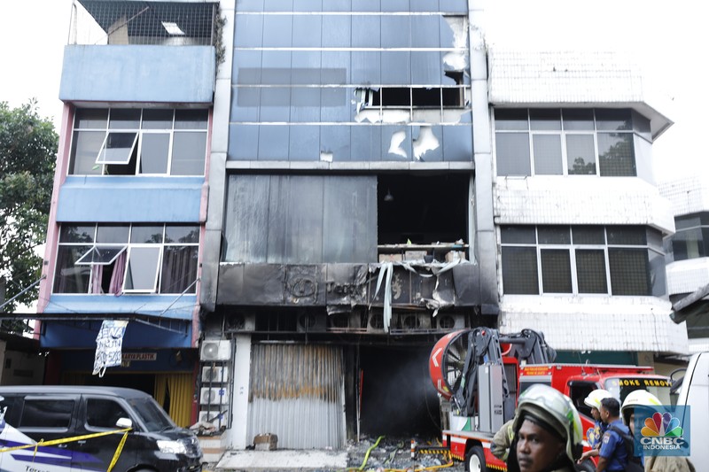 Kebakaran sebuah gedung di Cempaka Putih Utara, Kemayoran, Jakarta Pusat (Jakpus). (CNBC Indonesia/Tri Susilo)