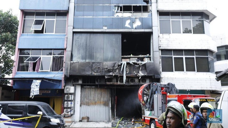 Kebakaran sebuah gedung di Cempaka Putih Utara, Kemayoran, Jakarta Pusat (Jakpus). (CNBC Indonesia/Tri Susilo)