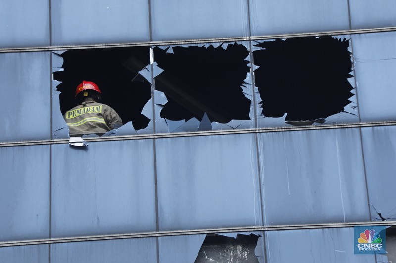 Kebakaran sebuah gedung di Cempaka Putih Utara, Kemayoran, Jakarta Pusat (Jakpus). (CNBC Indonesia/Tri Susilo)