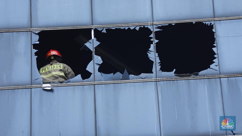 Kebakaran sebuah gedung di Cempaka Putih Utara, Kemayoran, Jakarta Pusat (Jakpus). (CNBC Indonesia/Tri Susilo)