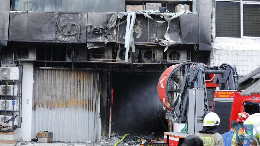 Kebakaran sebuah gedung di Cempaka Putih Utara, Kemayoran, Jakarta Pusat (Jakpus). (CNBC Indonesia/Tri Susilo)