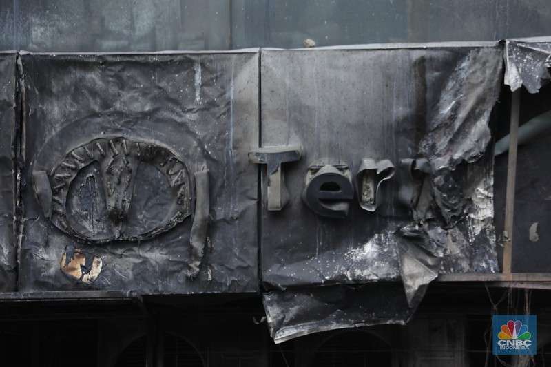 Kebakaran sebuah gedung di Cempaka Putih Utara, Kemayoran, Jakarta Pusat (Jakpus). (CNBC Indonesia/Tri Susilo)