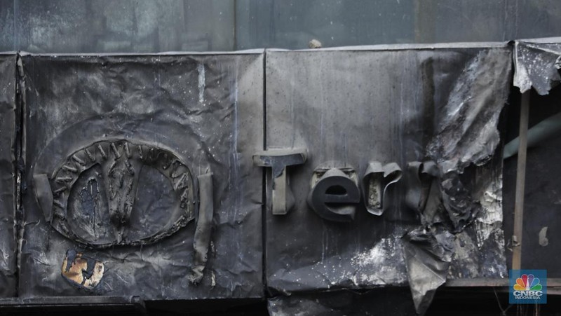 Kebakaran sebuah gedung di Cempaka Putih Utara, Kemayoran, Jakarta Pusat (Jakpus). (CNBC Indonesia/Tri Susilo)