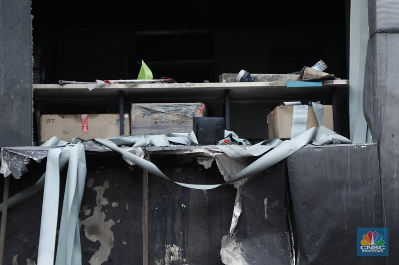 Kebakaran sebuah gedung di Cempaka Putih Utara, Kemayoran, Jakarta Pusat (Jakpus). (CNBC Indonesia/Tri Susilo)