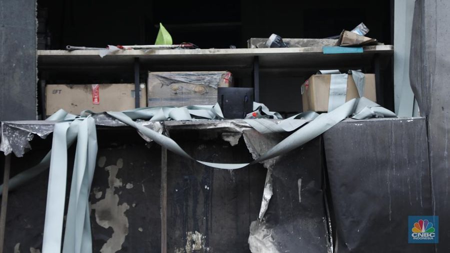 Kebakaran sebuah gedung di Cempaka Putih Utara, Kemayoran, Jakarta Pusat (Jakpus). (CNBC Indonesia/Tri Susilo)