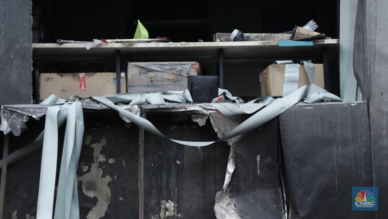 Kebakaran sebuah gedung di Cempaka Putih Utara, Kemayoran, Jakarta Pusat (Jakpus). (CNBC Indonesia/Tri Susilo)