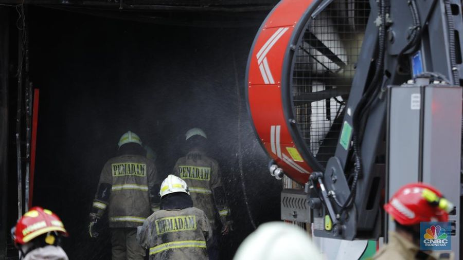Kebakaran sebuah gedung di Cempaka Putih Utara, Kemayoran, Jakarta Pusat (Jakpus). (CNBC Indonesia/Tri Susilo)