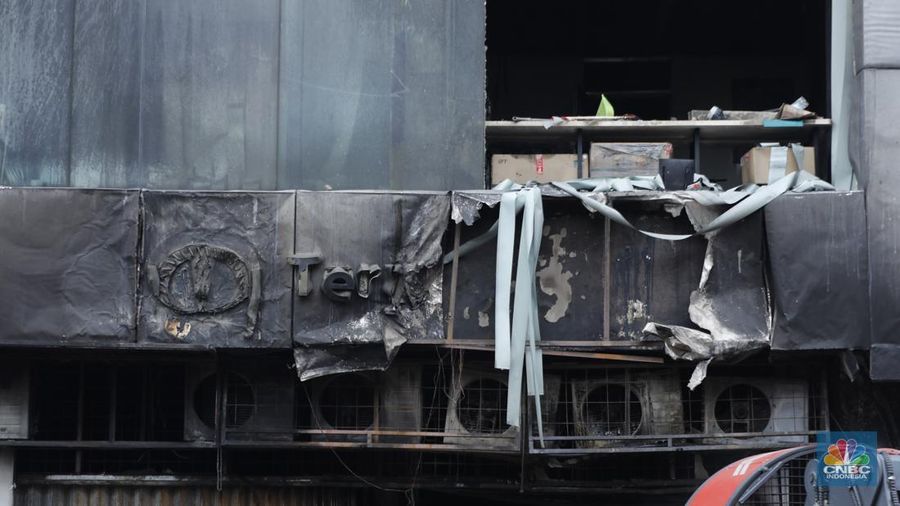 Kebakaran sebuah gedung di Cempaka Putih Utara, Kemayoran, Jakarta Pusat (Jakpus). (CNBC Indonesia/Tri Susilo)