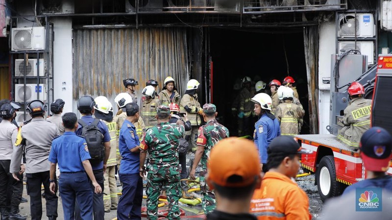 Kebakaran sebuah gedung di Cempaka Putih Utara, Kemayoran, Jakarta Pusat (Jakpus). (CNBC Indonesia/Tri Susilo)