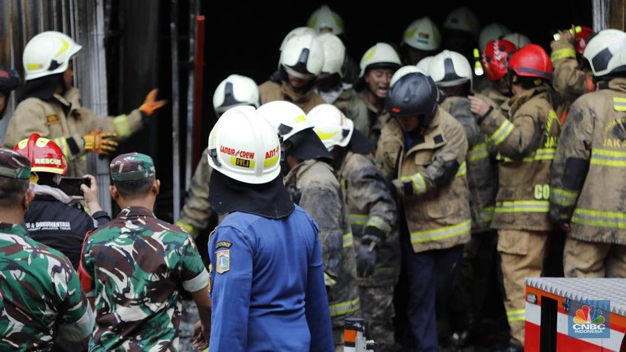 Kebakaran sebuah gedung di Cempaka Putih Utara, Kemayoran, Jakarta Pusat (Jakpus). (CNBC Indonesia/Tri Susilo)