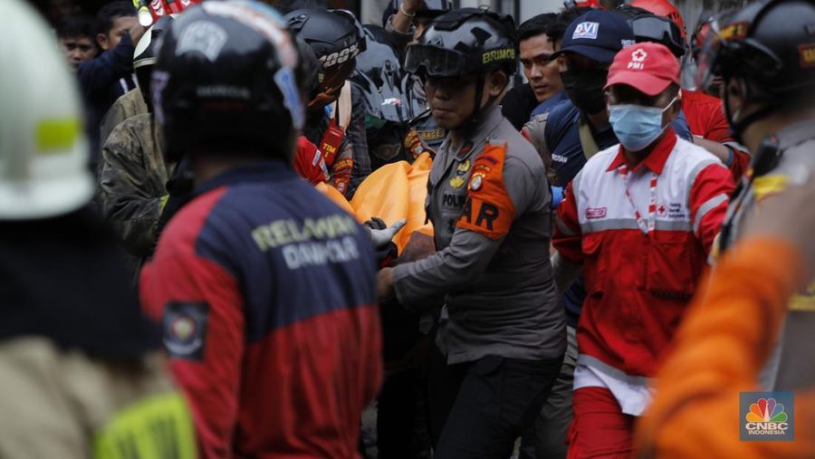 Kebakaran sebuah gedung di Cempaka Putih Utara, Kemayoran, Jakarta Pusat (Jakpus). (CNBC Indonesia/Tri Susilo)