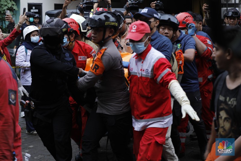 Kebakaran sebuah gedung di Cempaka Putih Utara, Kemayoran, Jakarta Pusat (Jakpus). (CNBC Indonesia/Tri Susilo)