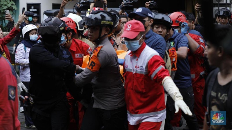 Kebakaran sebuah gedung di Cempaka Putih Utara, Kemayoran, Jakarta Pusat (Jakpus). (CNBC Indonesia/Tri Susilo)