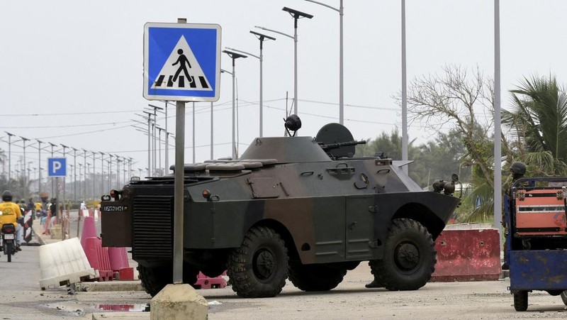 Penduduk dan pendukung Presiden Benin Patrice Talon berkumpul sehari setelah angkatan bersenjata negara itu menggagalkan upaya kudeta terhadap pemerintah, di Cotonou, Benin, 8 Desember 2025. (REUTERS/Charles Placide Tossou)