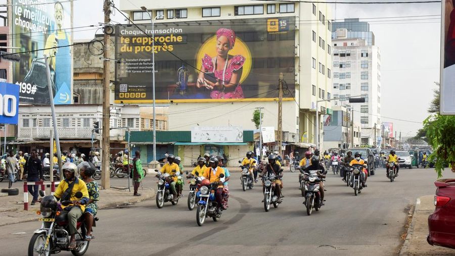 Lalu lintas bergerak di sepanjang jalan, sehari setelah angkatan bersenjata negara itu menggagalkan upaya kudeta terhadap pemerintah Presiden Benin Patrice Talon, di Cotonou, Benin, pada 8 Desember 2025. (REUTERS/Charles Placide Tossou)