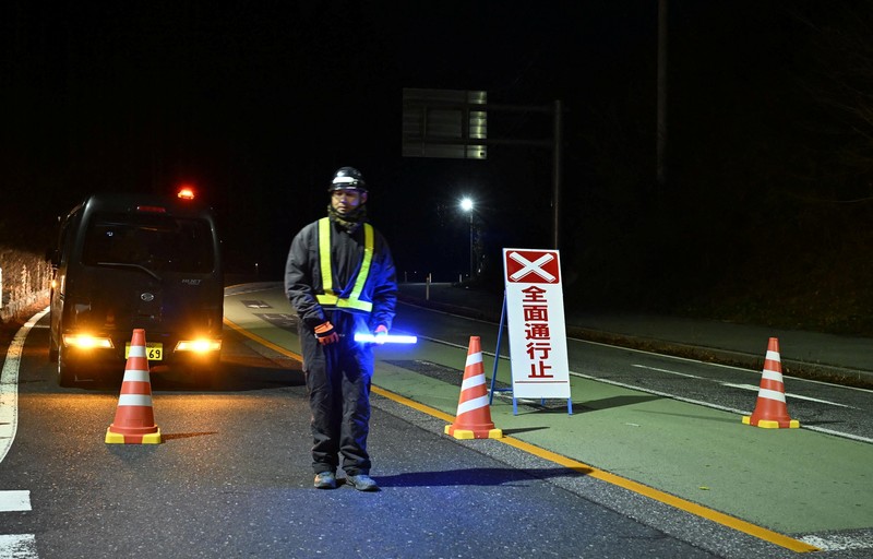 Rak buku dan dokumen yang jatuh saat gempa bumi terlihat di biro Hakodate Kyodo News di Hakodate, Hokkaido, Jepang, 8 Desember 2025 dalam foto yang diambil oleh Kyodo. (Mandatory credit Kyodo/via REUTERS)