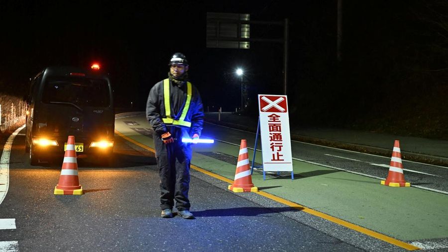 Rak buku dan dokumen yang jatuh saat gempa bumi terlihat di biro Hakodate Kyodo News di Hakodate, Hokkaido, Jepang, 8 Desember 2025 dalam foto yang diambil oleh Kyodo. (Mandatory credit Kyodo/via REUTERS)