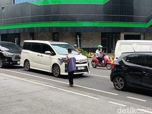 Cuma Segini Untung Loper Koran di Era Digital