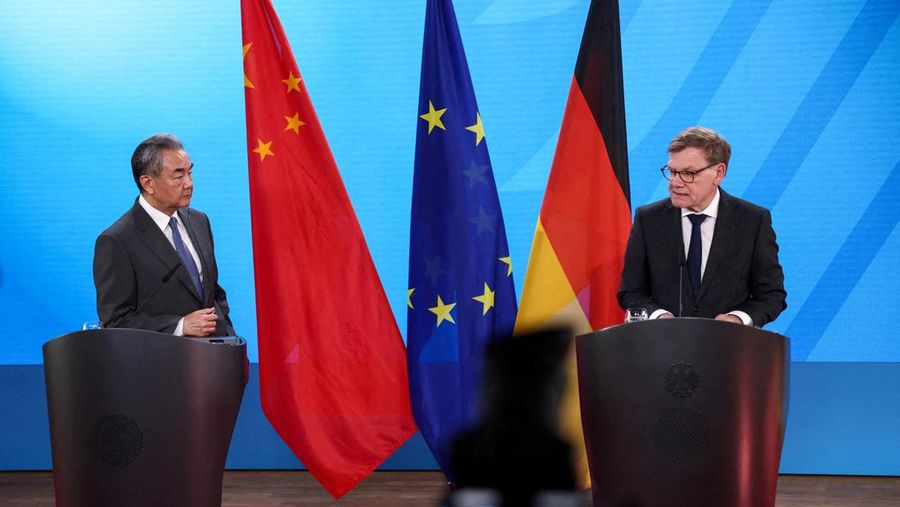 Menteri Luar Negeri Jerman Johann Wadephul dan Menteri Luar Negeri China Wang Yi menghadiri konferensi pers di Berlin, Jerman, 3 Juli 2025. (REUTERS/Nadja Wohlleben)