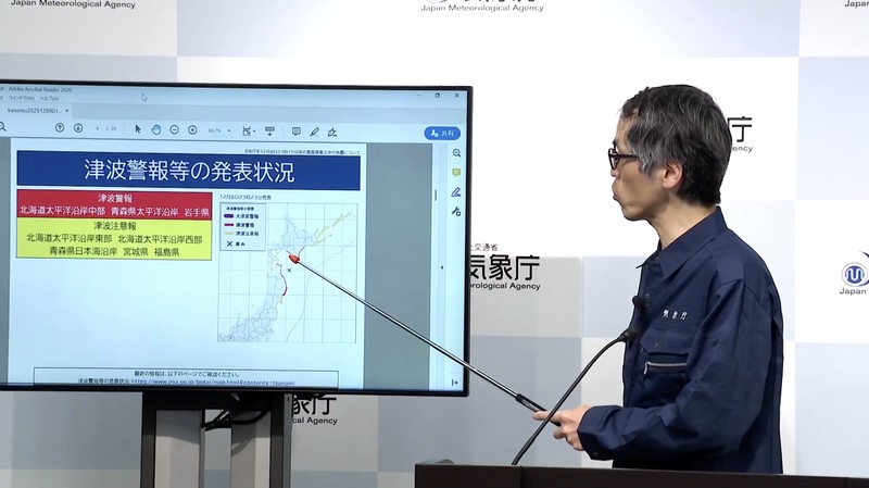 Rak buku dan dokumen yang jatuh saat gempa bumi terlihat di biro Hakodate Kyodo News di Hakodate, Hokkaido, Jepang, 8 Desember 2025 dalam foto yang diambil oleh Kyodo. (Mandatory credit Kyodo/via REUTERS)