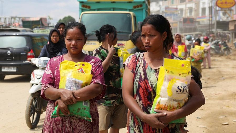 Para penyintas mengumpulkan pasokan bantuan di daerah yang terdampak banjir bandang mematikan menyusul hujan lebat di Kuala Simpang, Kabupaten Aceh Tamiang, Provinsi Aceh, Indonesia, 5 Desember 2025. (REUTERS/Ajeng Dinar Ulfiana)