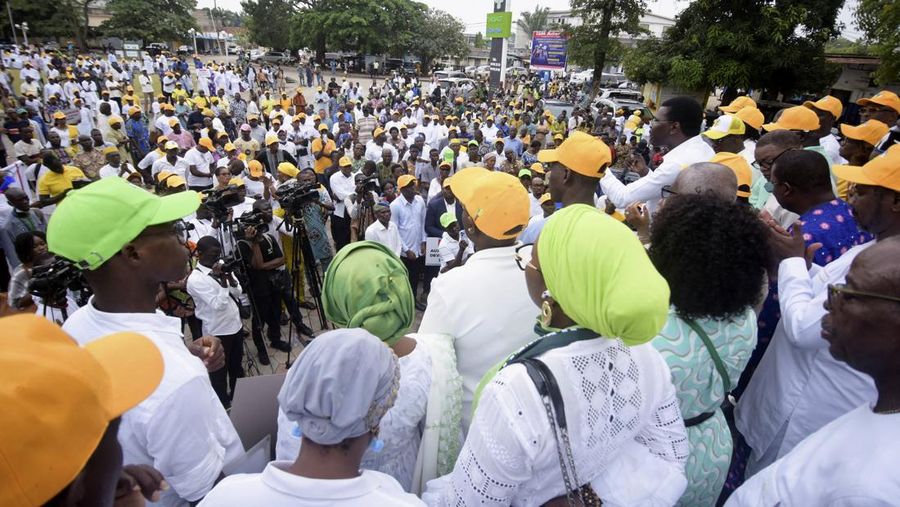 Penduduk dan pendukung Presiden Benin Patrice Talon berkumpul sehari setelah angkatan bersenjata negara itu menggagalkan upaya kudeta terhadap pemerintah, di Cotonou, Benin, 8 Desember 2025. (REUTERS/Charles Placide Tossou)