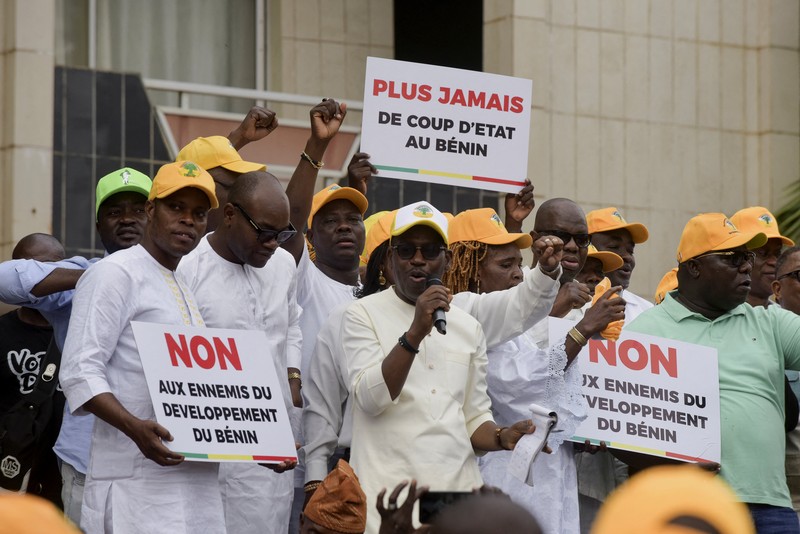 Penduduk dan pendukung Presiden Benin Patrice Talon berkumpul sehari setelah angkatan bersenjata negara itu menggagalkan upaya kudeta terhadap pemerintah, di Cotonou, Benin, 8 Desember 2025. (REUTERS/Charles Placide Tossou)
