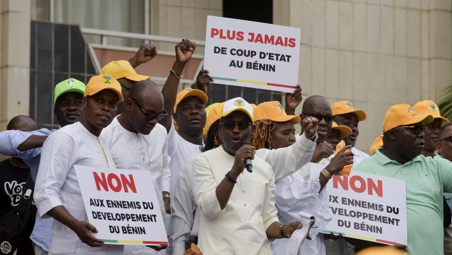 Penduduk dan pendukung Presiden Benin Patrice Talon berkumpul sehari setelah angkatan bersenjata negara itu menggagalkan upaya kudeta terhadap pemerintah, di Cotonou, Benin, 8 Desember 2025. (REUTERS/Charles Placide Tossou)
