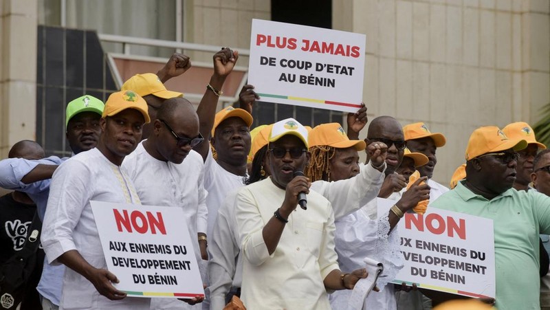 Penduduk dan pendukung Presiden Benin Patrice Talon berkumpul sehari setelah angkatan bersenjata negara itu menggagalkan upaya kudeta terhadap pemerintah, di Cotonou, Benin, 8 Desember 2025. (REUTERS/Charles Placide Tossou)