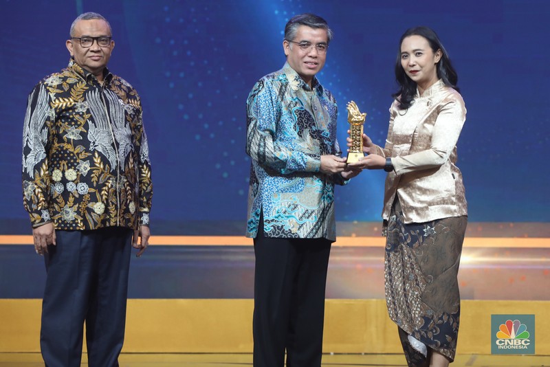 Foto bersama penerima penghargaan dalam acara Naker Inspirational Leadership Award 2025 di Balai Kartini, Jakarta, Senin (8/12/2025). (CNBC Indonesia/Faisal Rahman)